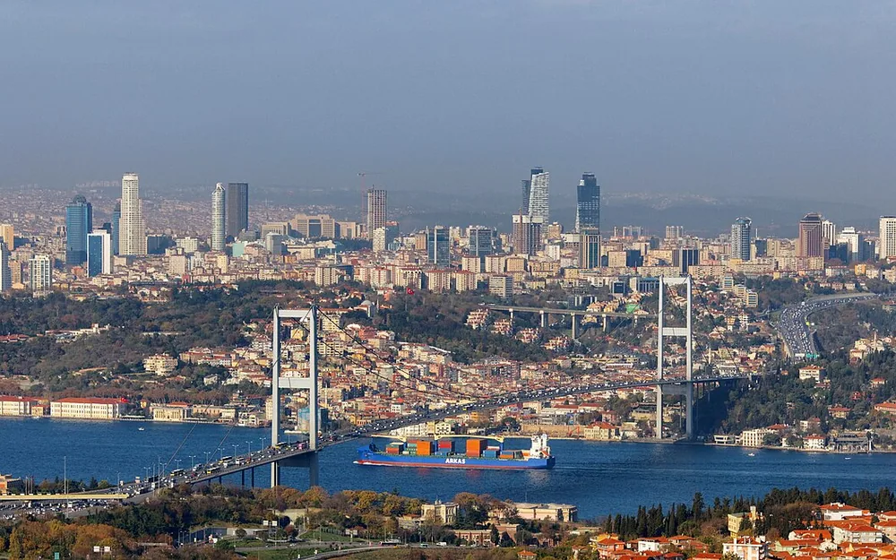 Boğaz Köprüsü ve İstanbul silüeti